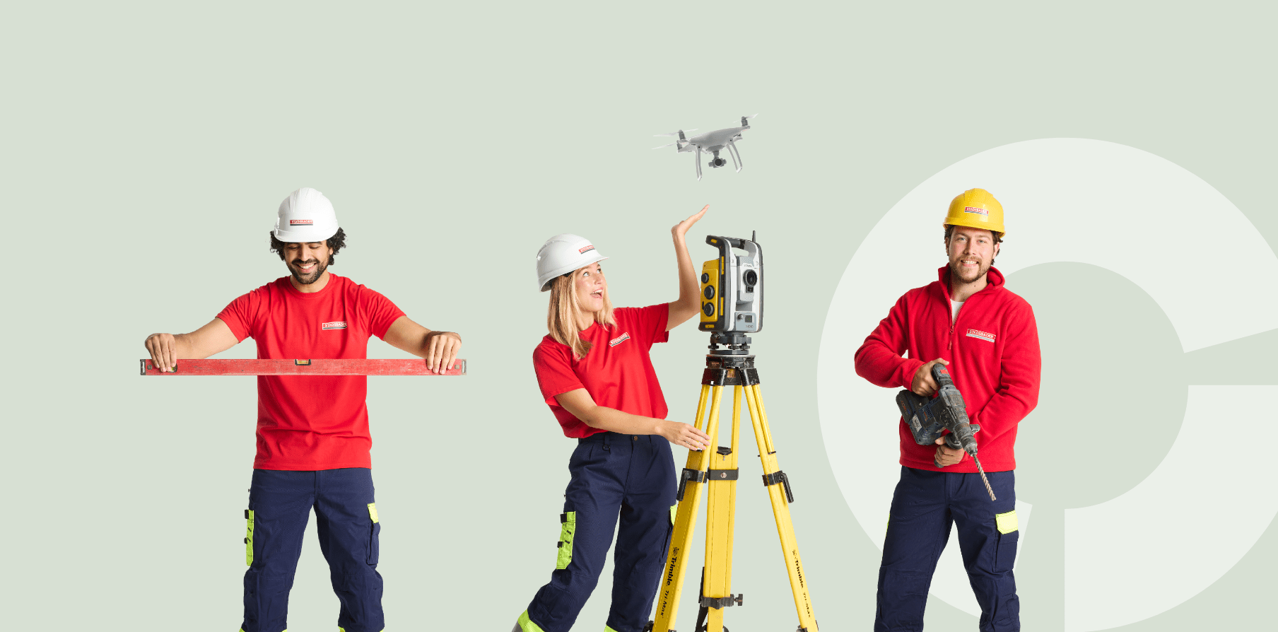 Landmeters met meetapparatuur en drone op werf